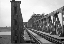 166642 Gezicht in de spoorbrug over de Maas bij Mook, tijdens het definitieve herstel van oorlogsschade.